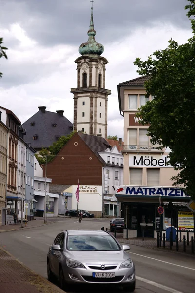 シティ センター Voelklingen 2018 Voelklingen での背景の和解教会の塔と Voelklingen のダウンタウンの商店街 — ストック写真