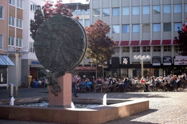 Üst Pazar solucanlar / üst iyi ziyaret edilen bir kafe 13 Ekim 2018 üzerinde Destiny's tekerlek Gustav Nonnenmacher sanatçının heykel ile de solucan Pazar