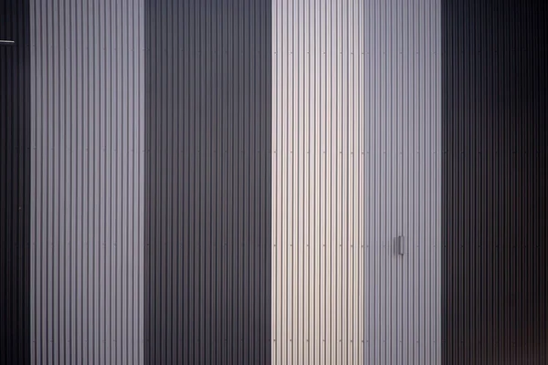 现代波纹铁立面 以不同灰色色调设计的工业建筑或大厅的现代波纹铁立面 — 图库照片