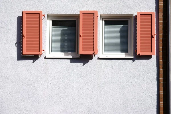 Rollladenhaus Geöffnet Neuer Hölzerner Rollladen Einem Haus Eröffnet — Stockfoto