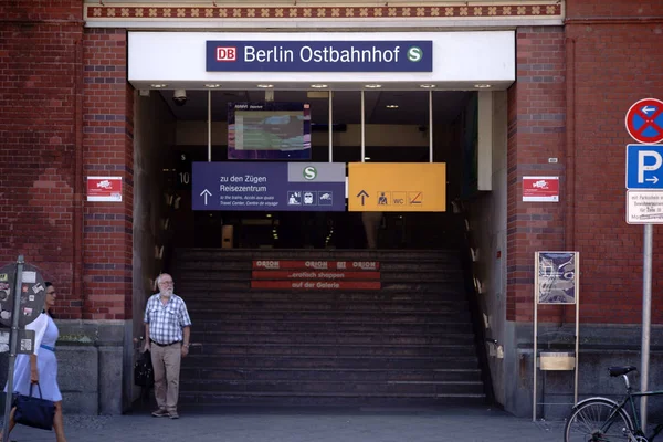 Boční Vstup Gat Cestující Chodce Před Postranním Vchodem Berlína Ostbahnhof — Stock fotografie