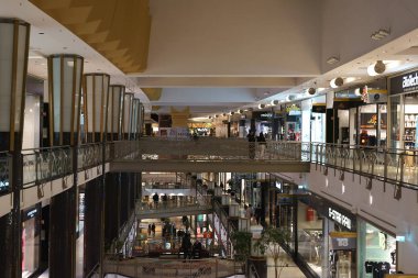 Doğu Yakası Alışveriş Merkezi Berlin / mağaza ve yeni alışveriş mağazaları modern iç Berlin'de 03 Ocak 2018 Doğu Yakası alışveriş merkezi Merkez