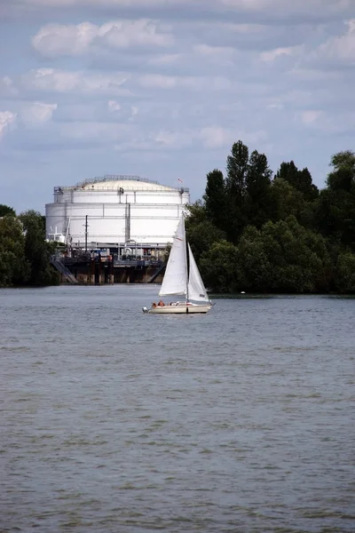 Barca Vela Fronte Deposito Industriale Una Barca Vela Sul Fiume — Foto Stock