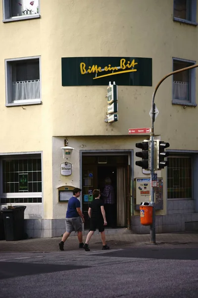 2018年4月8日 在科布伦茨 Frankenschaenke Koblenz 行人通过酒吧和餐厅 Frankenschaenke 的角落入口 并配有广告牌 — 图库照片