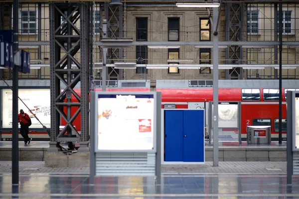 Railway Station Frankfurt Interiören Frankfurts Centralstation Med Passagerare Mellan Plattformarna — Stockfoto