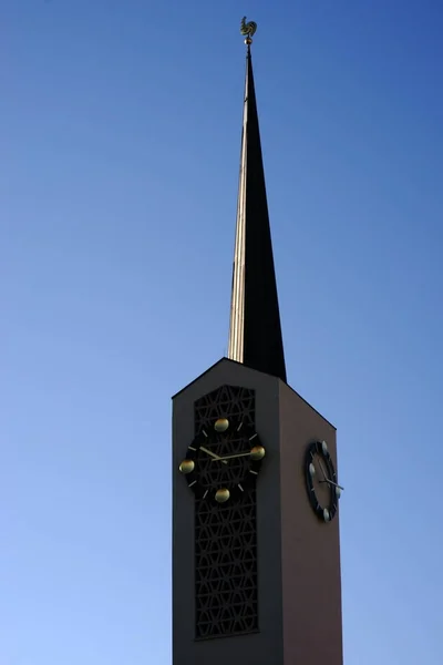 Πύργος Ρολόι Καθολική Ενορία Εκκλησία Της Αγίας Αγάθης Τον Σύγχρονο — Φωτογραφία Αρχείου