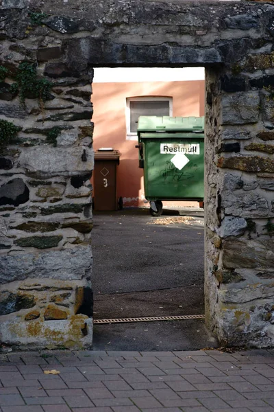 Mülltonnen Hinter Mauer Aus Feldsteinen Mülltonnen Einer Reihe Stehen Einem — Stockfoto