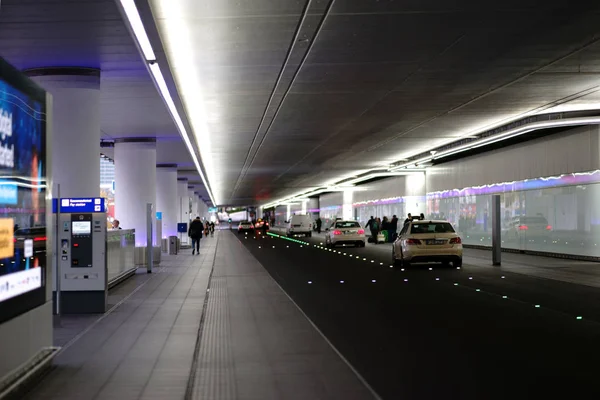 Υπόγεια Διάβαση Ταξί Τάξεις Αεροδρόμιο Φρανκφούρτης Ταξί Τάξεις Και Ταξί — Φωτογραφία Αρχείου
