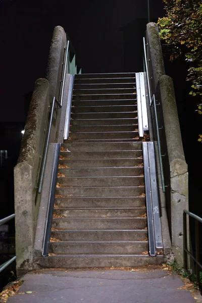 Překlenout Schody Tmě Krok Mostu Přes Řeku Temnotě Noci — Stock fotografie