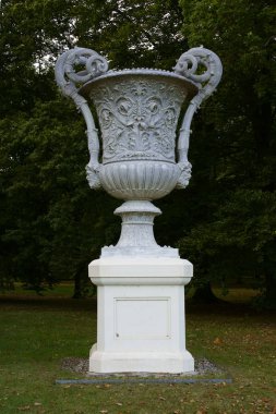 Vazo kale Ludwigslust çinko döküm / büyük geri yüklenen çinko döküm vazo Ludwigslust Palace genel parkta duruyor