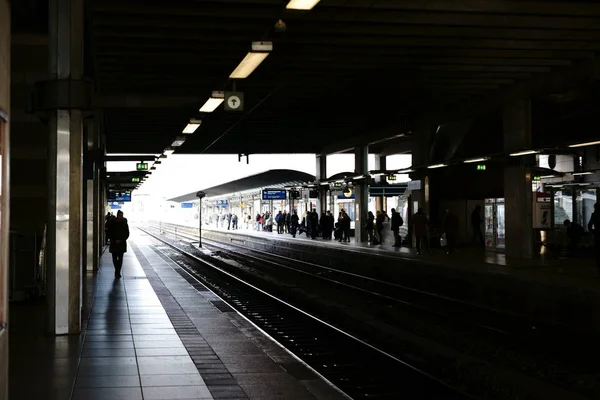 プラットフォーム マインツ中央駅シルエット マインツの 2017 日にマインツ中央駅のプラットホームでの旅行者の — ストック写真