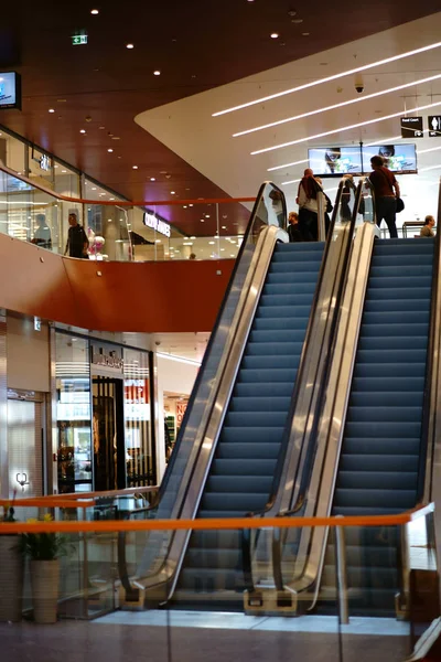 Doğu Yakası alışveriş merkezi Berlin / mağaza ve yeni alışveriş mağazaları modern iç Berlin'de 06 Kasım 2018 üzerinde Doğu Yakası alışveriş merkezi Merkez