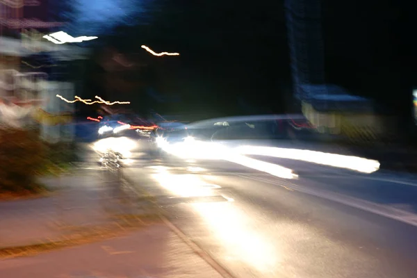 Lekkie Paski Reflektory Smugi Świetlne Szybko Przejeżdżających Samochodów Nocy — Zdjęcie stockowe