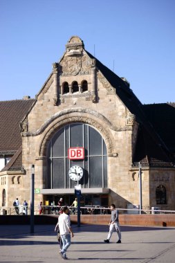 Wiesbaden ana istasyonu / dış giriş ve avlu Wiesbaden ana tren istasyonuna yayalar ile 13 Kasım 2018 üzerinde Wiesbaden