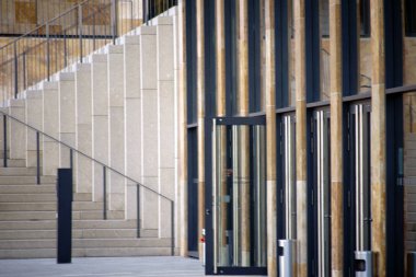 Rhein Main Kongre Merkezi Wiesbaden önünde / Wiesbaden Rhein Main Kongre merkezinde modern dış cephe girişlerinde