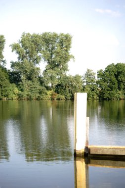 Çelik İskele nehre yansıyan / Çelik İskele veya iskelesi yanı sıra nehir kıyısında yansıtılır