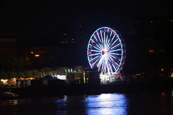 Riesenrad Der Nacht Das Licht Eines Riesenrads Auf Einem Jahrmarkt — Stockfoto