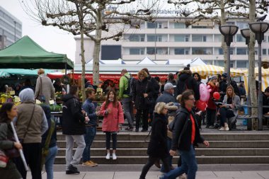 Konstablerwache Frankfurt Pazar / yayalar ve ziyaretçiler hafta sonu Pazar Konstablerwache 02 Mart 2019 Frankfurt'ta