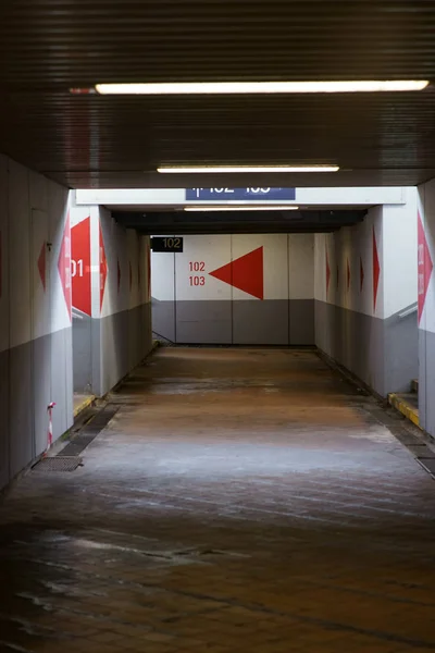 Станционный Туннель Направленными Стрелками Глубокий Коридор Тоннеля Станции Покрашенными Стрелками — стоковое фото