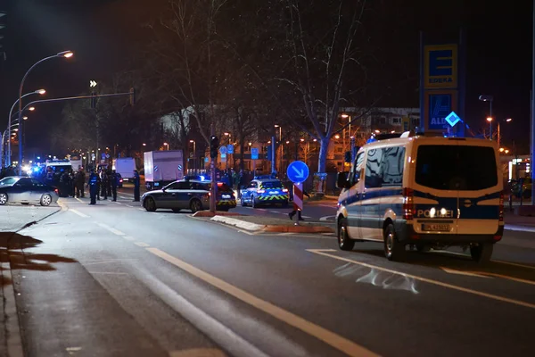 Polizeieinsatz Nach Dem Fußballspiel Polizeiwagen Mit Sirene Und Blaulicht Blockieren — Stockfoto