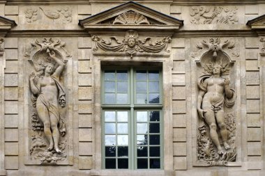 Eski ev üzerinde kabartma heykel / Paris eski bir evde cephesinde iki Yunan Roma rakamları heykel kabartmaları