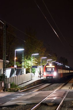 Geceleri platformu Eddersheim / platform Eddersheim geceleri kırmızı bölgesel S-Bahn durur