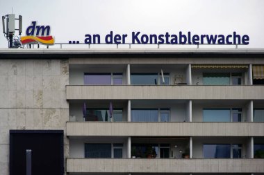 Konstablerwache konut ve ticari binalar / konut ve ticari Konstablerwache Dm eczane logoları ile 02 Mart 2019 Frankfurt'ta bina A
