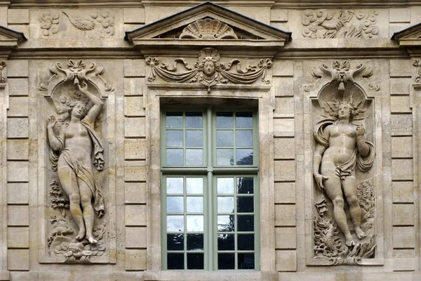 Eski Üzerinde Kabartma Heykel Paris Eski Bir Evde Cephesinde Iki — Stok fotoğraf
