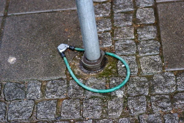 Vergessenes Fahrradschloss Links Und Die Halterung Eines Geschlossenen Fahrradschlosses — Stockfoto