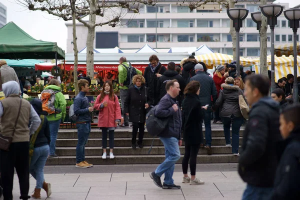 Marknaden Konstablerwache Frankfurt Fotgängare Och Besökare Helgen Marknaden Konstablerwache Den — Stockfoto