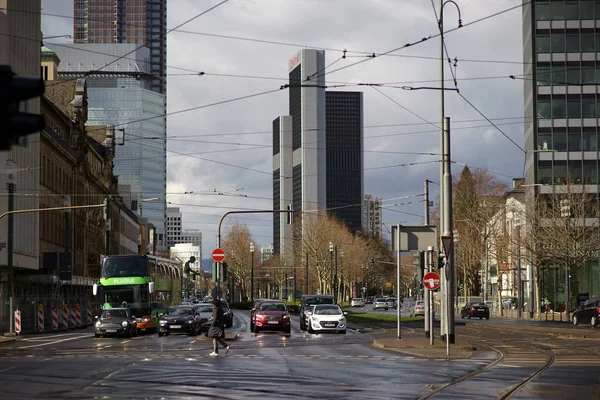 Wegverkeer Bij Het Centraal Station Van Frankfurt Verkeer Stopt Bij — Stockfoto