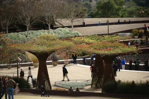 Central Garden Getty Center Besucher Besuchen Den Zentralen Garten Des — Stockfoto