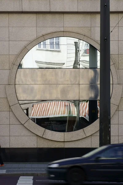 Круглое Декоративное Зеркало Круглое Декоративное Зеркало Фасаде Здания Проездом — стоковое фото