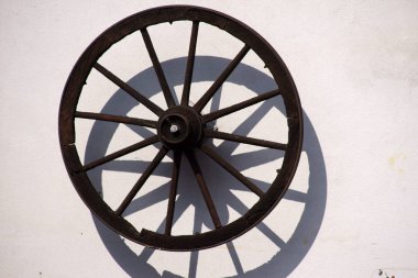 Dekoratif ahşap konuştu tekerlek / bir eski, nostaljik spoked tekerlek bir antrenör ya da bir römork dekoratif amaçlı bir çiftlik evi duvarda asılı