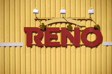 Ayakkabı Dükkanı Reno / dış cephe üzerinde 30 Mart 2019 yılında Pirmasens logolu bir Ayakkabı mağazası Reno ayakkabı Gmbh oluklu metalden yapılmış modern ve renkli tiz