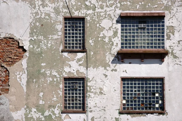 Ruin Med Glas Kakel Fönster Fallfärdiga Fasaden Ett Bostadshus Tidigare — Stockfoto