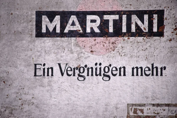 Ruin Med Martini Reklam Den Förfallna Fasaden Ett Bostads Hus — Stockfoto