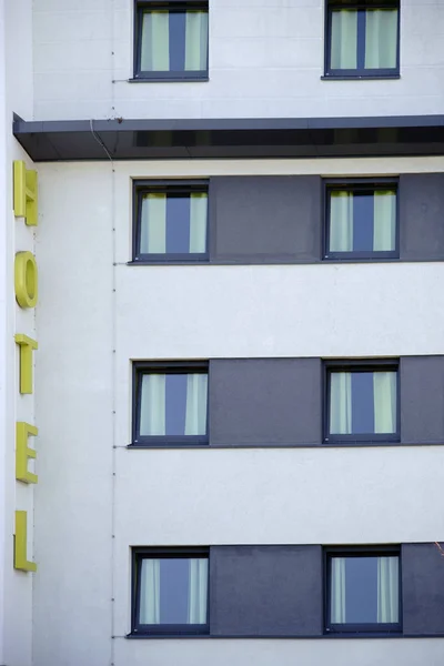 Hotel Gevel Met Teken Een Moderne Hotel Gevel Met Bord — Stockfoto