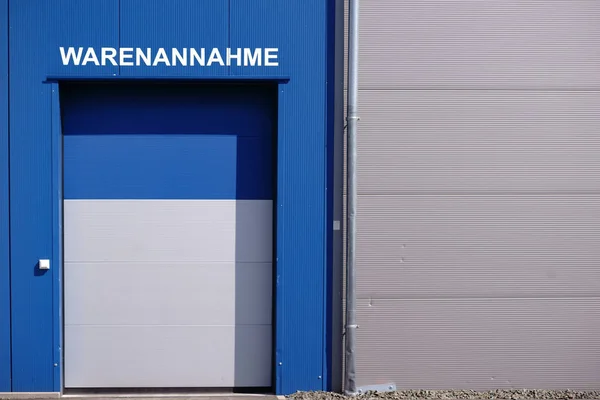 Warenannahme Warenannahme Einem Neuen Geschäftshaus Mit Moderner Außenfassade — Stockfoto