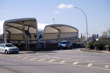 Otobüs Terminali Mainz Kastel/Roundabout kapalı otobüs durağı Brckenkopf durağının önünde Mainz Kastel üzerinde Theodor-Heuss Köprüsü üzerinde Nisan 07, 2019 Mainz içinde