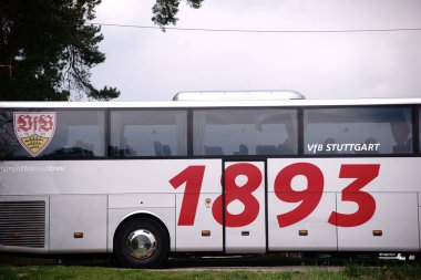 Takım otobüsü Vfb Stuttgart / Futbol kulübü Vfb Stuttgart arması 13 Nisan 2019 tarihinde Taunusstein'da oynanan Gençler Ligi maçında takım otobüsünde.