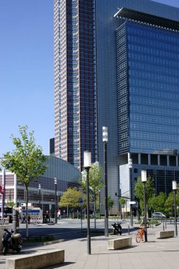 Yüksek katlı Kastor ve Festhalle Frankfurt / Festhalle Messe Frankfurt ve gökdelen Kastor önünde kare ve sokak.