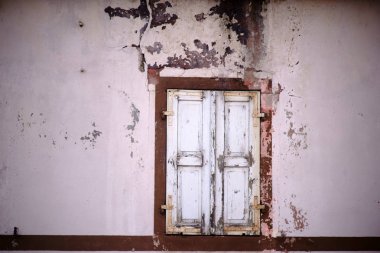 Marode kepenkler / Kapalı ve eski ve harap konut binasının bakımlı ahşap kepenkler