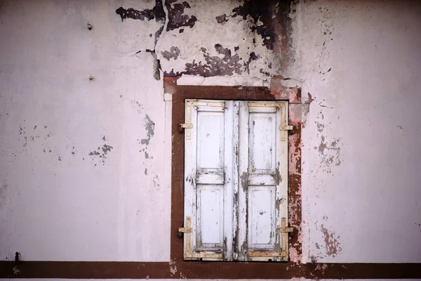 マロードシャッター 古くて荒廃した住宅の閉鎖と病気の木製シャッター — ストック写真