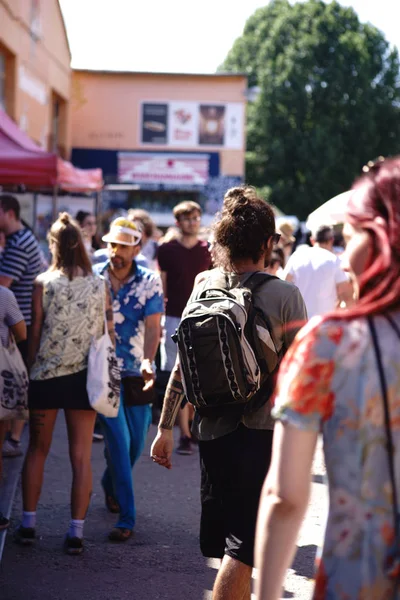 Υπαίθρια Αγορά Στη Μοντέρνα Συνοικία Νέοι Και Σκηνές Μια Αγορά — Φωτογραφία Αρχείου