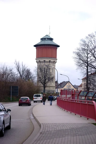 Torre Água Pirmasens Pedestres Estrada Atravessam Uma Ponte Torre Água — Fotografia de Stock