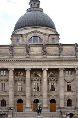 Bavyera Devlet Şansölyesi Münih / Münih Hofgarten'de 29 Haziran 2018 tarihinde Bavyera Devlet Şansölyesi'nin girişi ve kubbesi.
