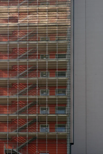 Гратчасті Зовнішні Сходи Відкидають Тіні Зовнішні Сходи Житлової Комерційної Будівлі — стокове фото