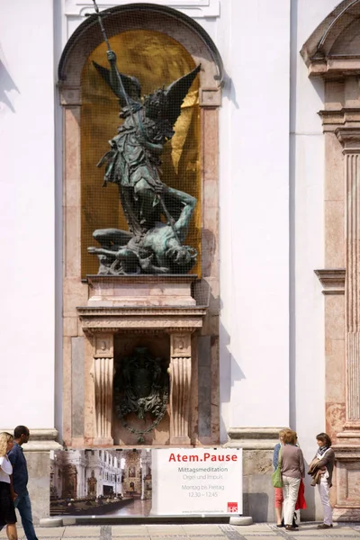 Архангел Михаїл Мюнхен Скульптура Архангел Михаїл Вбивство Зло Санкт Майклз — стокове фото