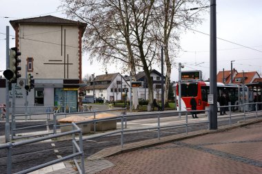 Bar-le-Duc Meydanı Griesheim durdurmak / otobüs durağında tramvay rayları üzerinde 02 Aralık 2017 yılında Griesheim yanındaki Bar-le-duc Meydanı A.